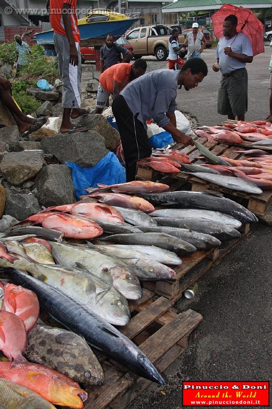 SEYCHELLES - 557 - Mercato del pesce lungo la strada.jpg